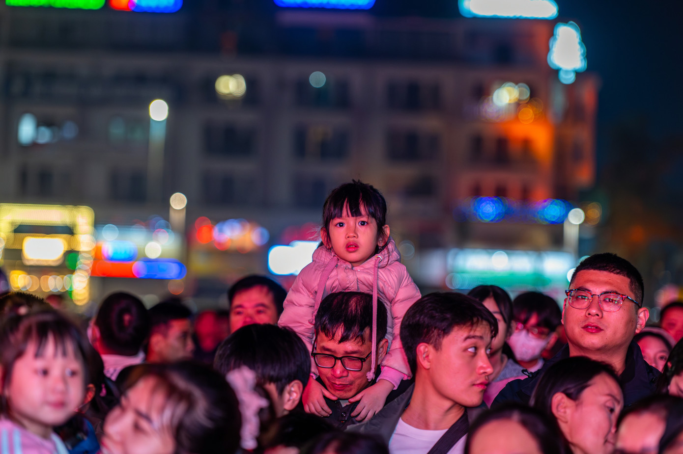 Nhiều gia đình đưa cả trẻ nhỏ đi đón giao thừa. Nhiều gia đình đưa cả trẻ nhỏ đi đón giao thừa.