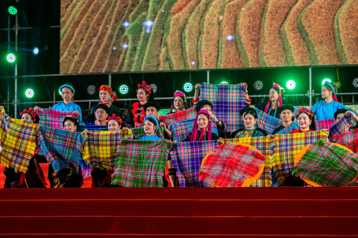 Chương trình nghệ thuật với chủ đề Hạ Long - kỷ nguyên rực rỡ gồm 2 Chương: Chương 1 “ Đi giữa trời rực rỡ”; Chương 2 “Kỷ nguyên mới”, với sự tham gia của nhiều ca sỹ thành công ở các cuộc thi, ca sỹ trẻ triển vọng, các vũ đoàn chuyên nghiệp và học sinh, sinh viên của thành phố. Chương trình nghệ thuật với chủ đề Hạ Long - kỷ nguyên rực rỡ gồm 2 Chương: Chương 1 “ Đi giữa trời rực rỡ”; Chương 2 “Kỷ nguyên mới”, với sự tham gia của nhiều ca sỹ thành công ở các cuộc thi, ca sỹ trẻ triển vọng, các vũ đoàn chuyên nghiệp và học sinh, sinh viên của thành phố.