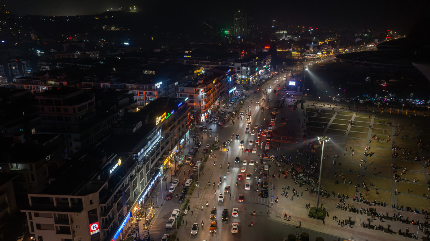 Ghi nhận của PV báo Tiền Phong, các phương tiện đều đổ dồn về trung tâm TP Hạ Long như khu vực đường Trần Hưng Đạo đoạn nút giao cột đồng hồ, Vicom và đường Trần Quốc Nghiễn, núi Bài Thơ. Ghi nhận của PV báo Tiền Phong, các phương tiện đều đổ dồn về trung tâm TP Hạ Long như khu vực đường Trần Hưng Đạo đoạn nút giao cột đồng hồ, Vicom và đường Trần Quốc Nghiễn, núi Bài Thơ.