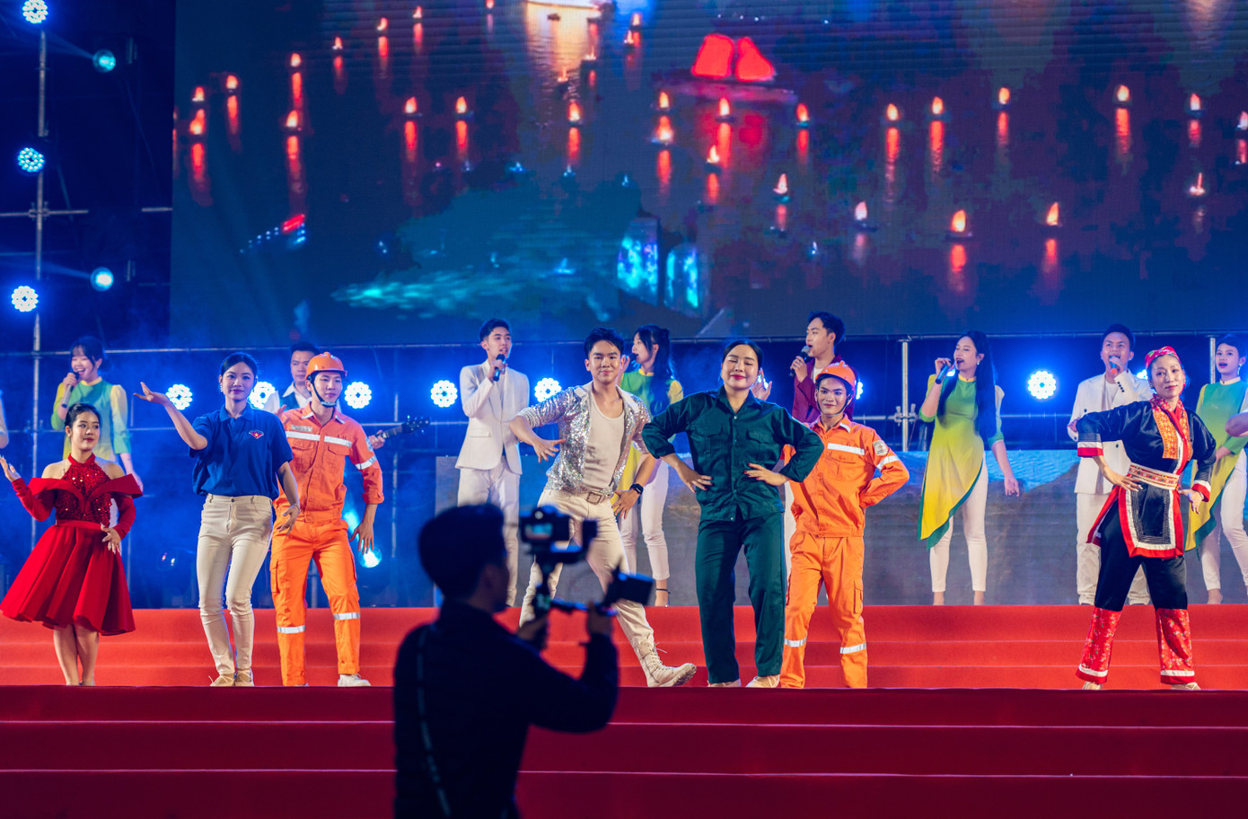 Chương trình nghệ thuật với chủ đề Hạ Long - kỷ nguyên rực rỡ gồm 2 Chương: Chương 1 “ Đi giữa trời rực rỡ”; Chương 2 “Kỷ nguyên mới”, với sự tham gia của nhiều ca sỹ thành công ở các cuộc thi, ca sỹ trẻ triển vọng, các vũ đoàn chuyên nghiệp và học sinh, sinh viên của thành phố. Chương trình nghệ thuật với chủ đề Hạ Long - kỷ nguyên rực rỡ gồm 2 Chương: Chương 1 “ Đi giữa trời rực rỡ”; Chương 2 “Kỷ nguyên mới”, với sự tham gia của nhiều ca sỹ thành công ở các cuộc thi, ca sỹ trẻ triển vọng, các vũ đoàn chuyên nghiệp và học sinh, sinh viên của thành phố.