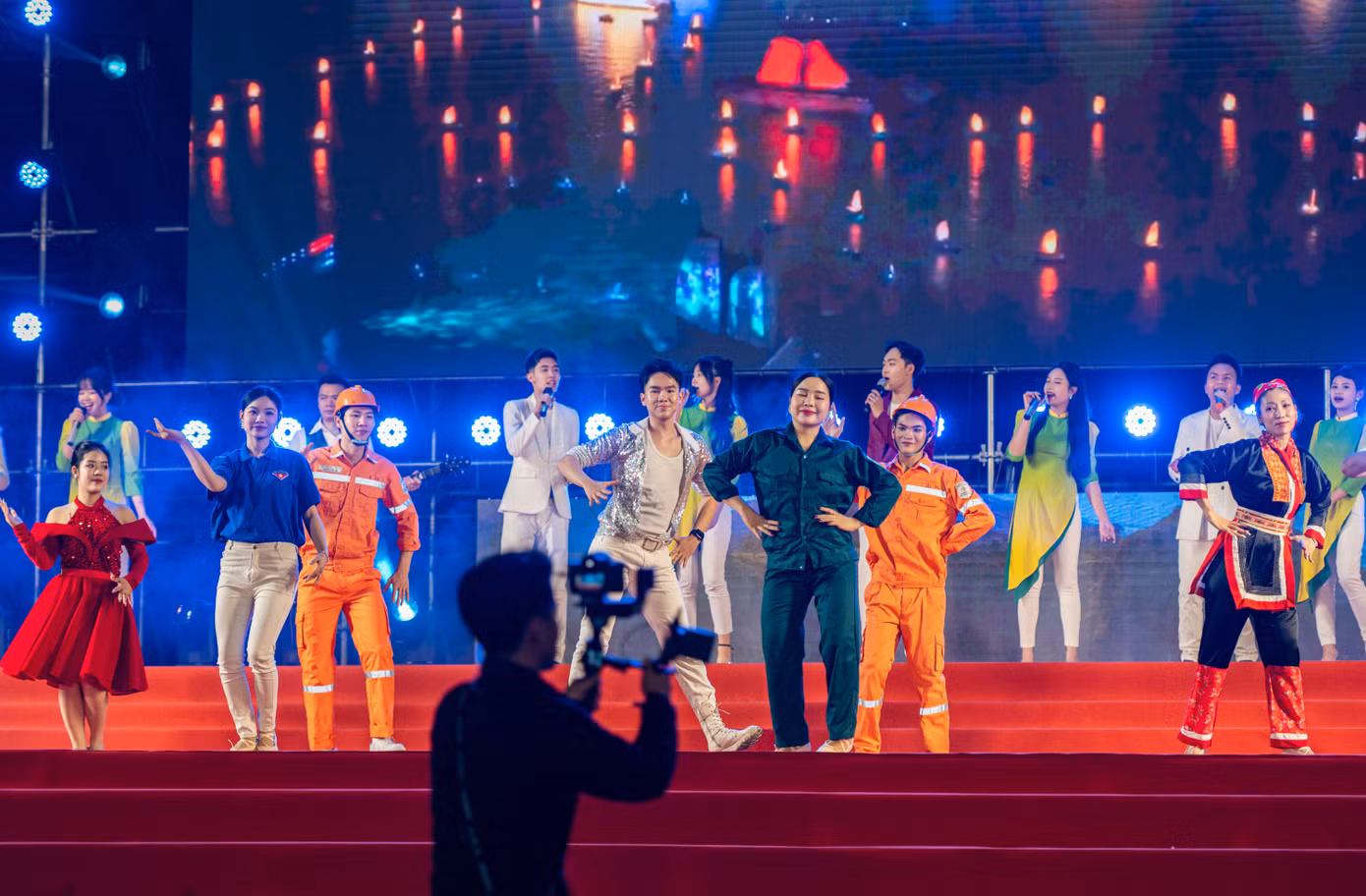Chương trình nghệ thuật với chủ đề Hạ Long - kỷ nguyên rực rỡ gồm 2 Chương: Chương 1 “ Đi giữa trời rực rỡ”; Chương 2 “Kỷ nguyên mới”, với sự tham gia của nhiều ca sỹ thành công ở các cuộc thi, ca sỹ trẻ triển vọng, các vũ đoàn chuyên nghiệp và học sinh, sinh viên của thành phố.