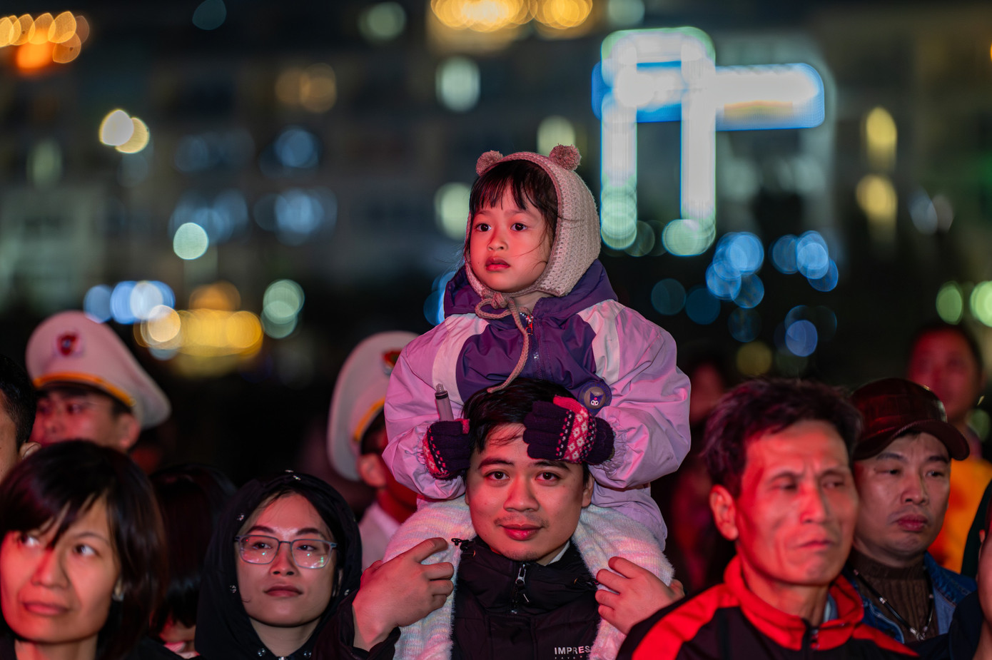 Nhiều gia đình đưa cả trẻ nhỏ đi đón giao thừa. Nhiều gia đình đưa cả trẻ nhỏ đi đón giao thừa.