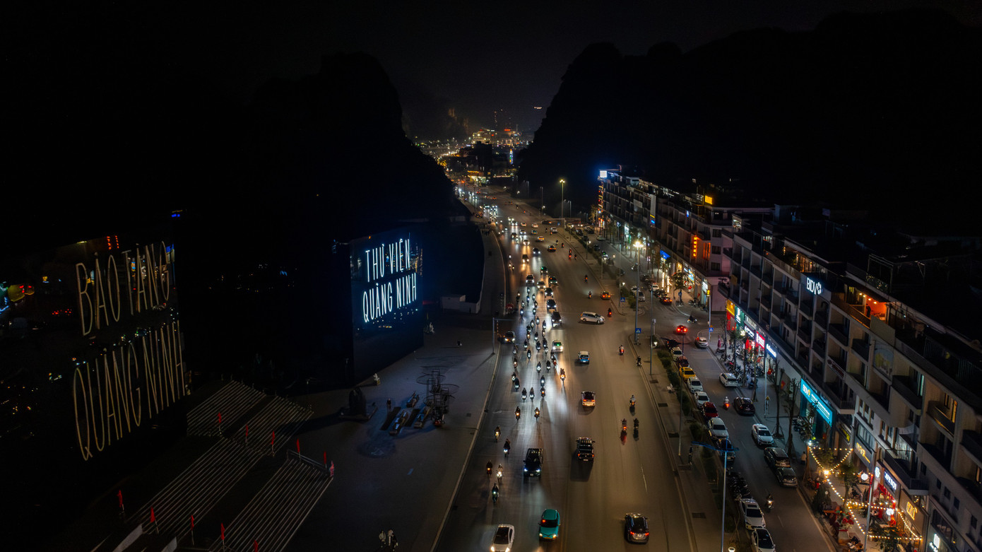 Tối 31/12, người dân TP Hạ Long, tỉnh Quảng Ninh đổ ra đường để chào đón thời khắc chuyển giao kết thúc năm cũ và chào đón năm mới 2025. Tối 31/12, người dân TP Hạ Long, tỉnh Quảng Ninh đổ ra đường để chào đón thời khắc chuyển giao kết thúc năm cũ và chào đón năm mới 2025.