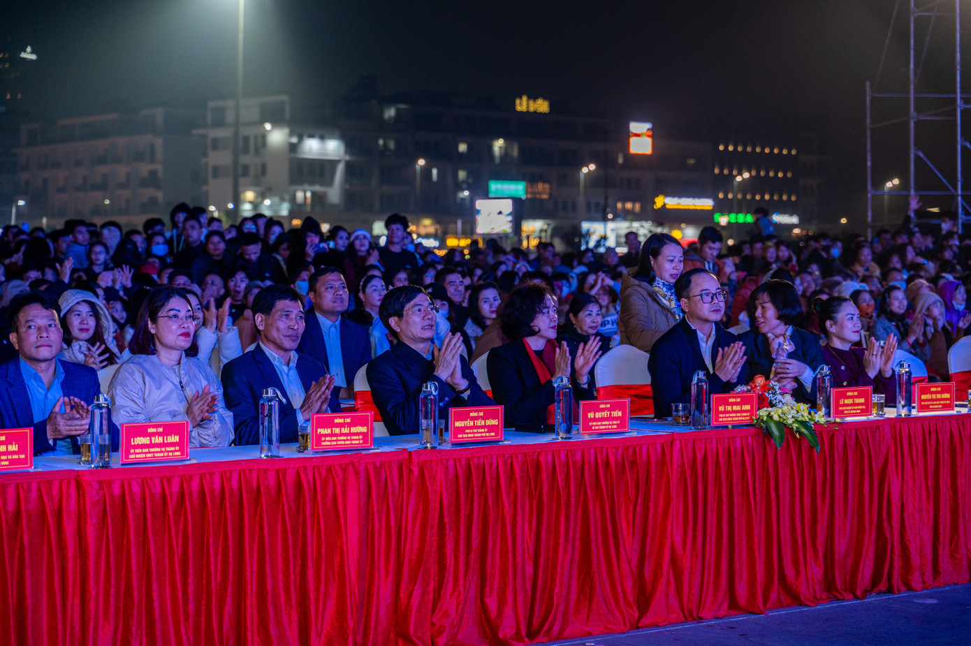 Theo đại diện chính quyền TP Hạ Long, chương trình nghệ thuật chào đón năm mới 2025 là món quà nhằm tri ân tới người dân thành phố. Đặc biệt, khi người dân đồng hành với chính quyền trong đợt bão lịch sử Yagi gây thiệt hại nặng nề, thành phố đã phục hồi thần kỳ, bứt phá trong kinh tế và sớm ổn định đời sống của nhân dân. Theo đại diện chính quyền TP Hạ Long, chương trình nghệ thuật chào đón năm mới 2025 là món quà nhằm tri ân tới người dân thành phố. Đặc biệt, khi người dân đồng hành với chính quyền trong đợt bão lịch sử Yagi gây thiệt hại nặng nề, thành phố đã phục hồi thần kỳ, bứt phá trong kinh tế và sớm ổn định đời sống của nhân dân.