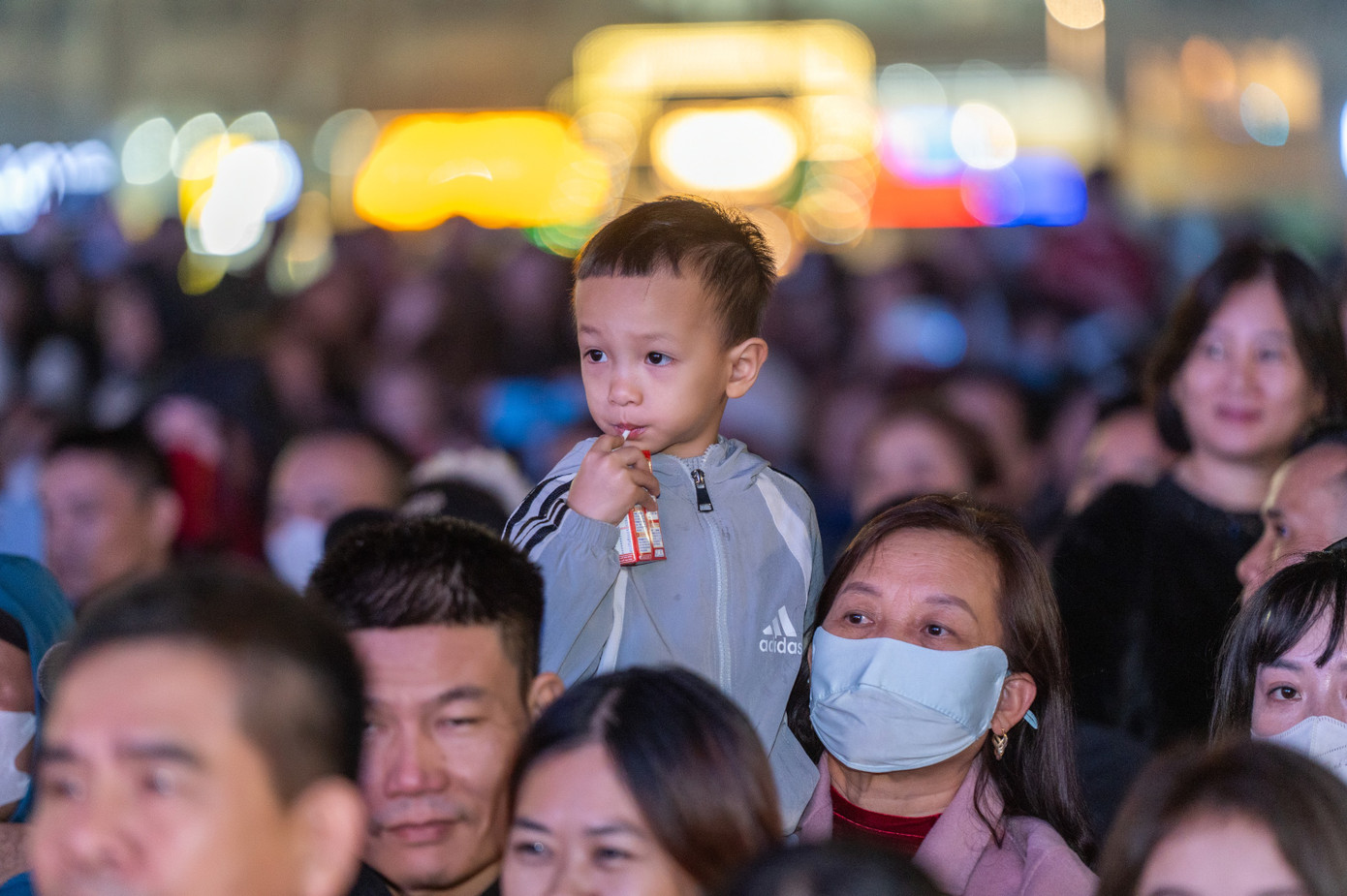 Nhiều gia đình đưa cả trẻ nhỏ đi đón giao thừa. Nhiều gia đình đưa cả trẻ nhỏ đi đón giao thừa.