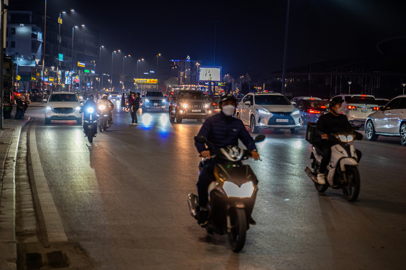 Ghi nhận của PV báo Tiền Phong, các phương tiện đều đổ dồn về trung tâm TP Hạ Long như khu vực đường Trần Hưng Đạo đoạn nút giao cột đồng hồ, Vicom và đường Trần Quốc Nghiễn, núi Bài Thơ. Ghi nhận của PV báo Tiền Phong, các phương tiện đều đổ dồn về trung tâm TP Hạ Long như khu vực đường Trần Hưng Đạo đoạn nút giao cột đồng hồ, Vicom và đường Trần Quốc Nghiễn, núi Bài Thơ.