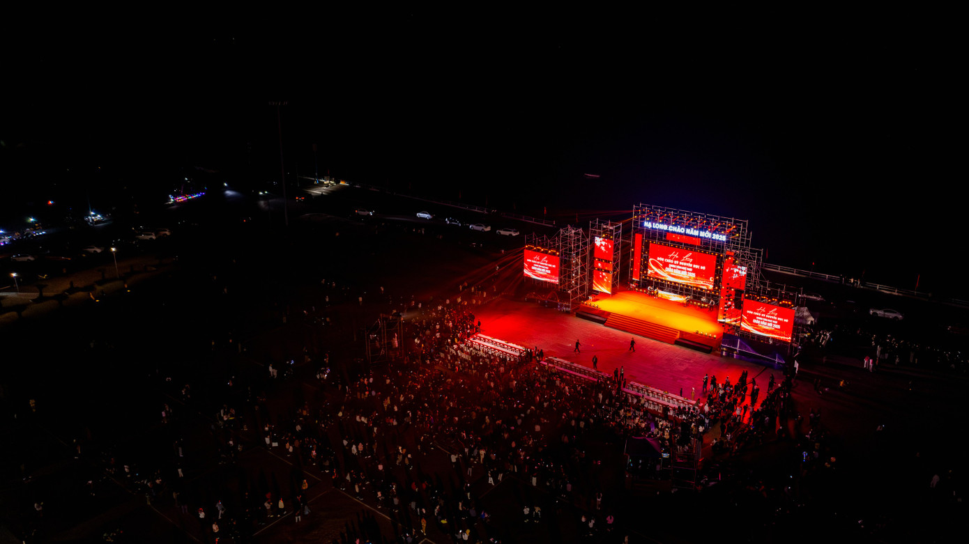 Khu vực sân khấu được dựng hoành tráng thu hút hàng nghìn người dân và du khách đến tham dự. Khu vực sân khấu được dựng hoành tráng thu hút hàng nghìn người dân và du khách đến tham dự.