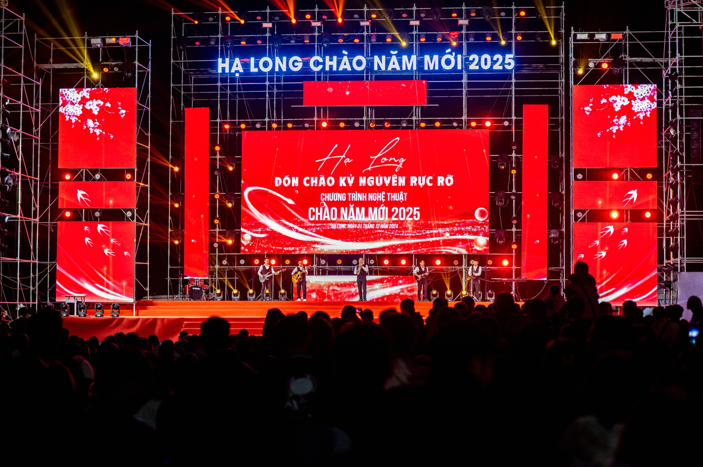 Để chào đón năm mới và tri ân tới người dân TP Hạ Long cũng như khách du lịch, TP Hạ Long tổ chức chương trình nghệ thuật "Hạ Long chào năm mới 2025", chương trình được tổ chức tại Quảng trường 30 tháng 10. Để chào đón năm mới và tri ân tới người dân TP Hạ Long cũng như khách du lịch, TP Hạ Long tổ chức chương trình nghệ thuật "Hạ Long chào năm mới 2025", chương trình được tổ chức tại Quảng trường 30 tháng 10.