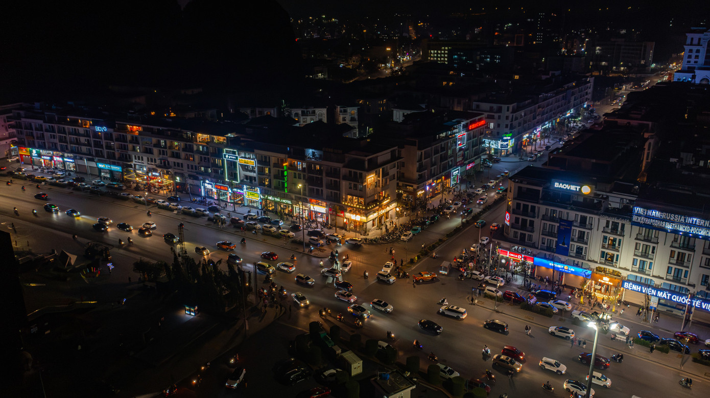 Ghi nhận của PV báo Tiền Phong, các phương tiện đều đổ dồn về trung tâm TP Hạ Long như khu vực đường Trần Hưng Đạo đoạn nút giao cột đồng hồ, Vicom và đường Trần Quốc Nghiễn, núi Bài Thơ. Ghi nhận của PV báo Tiền Phong, các phương tiện đều đổ dồn về trung tâm TP Hạ Long như khu vực đường Trần Hưng Đạo đoạn nút giao cột đồng hồ, Vicom và đường Trần Quốc Nghiễn, núi Bài Thơ.