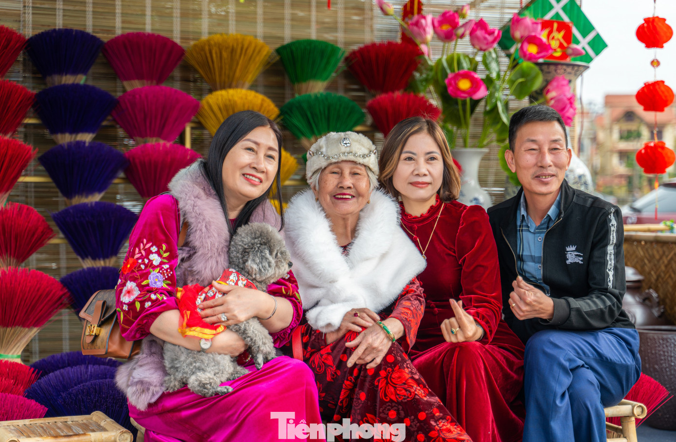 Nhiều gia đình tranh thủ mặc những trang phục truyền thống để chụp ảnh bên các gian hàng tái hiện không gian làng quê.