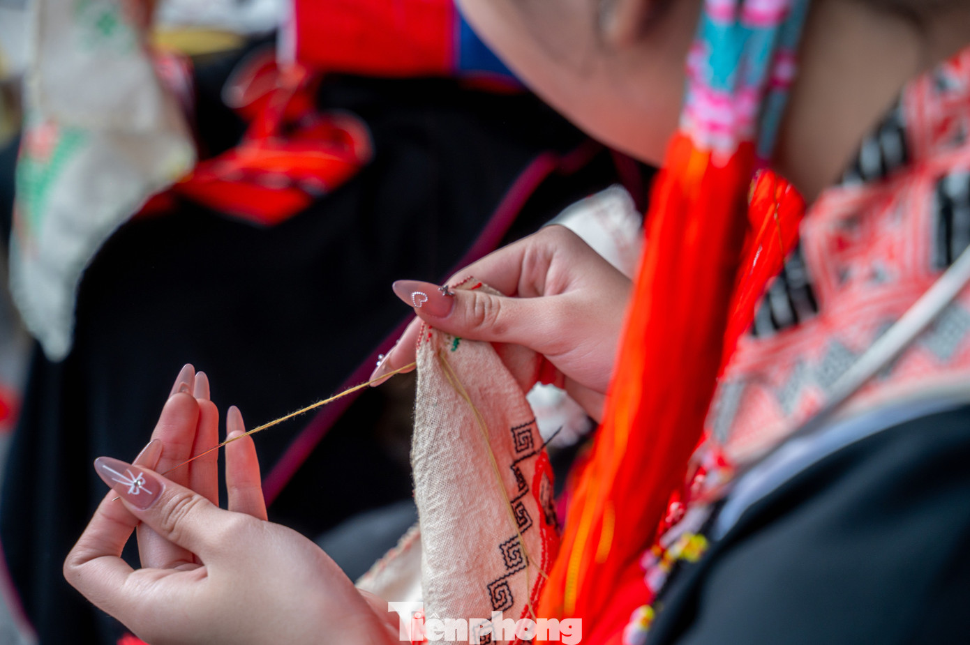 "Tôi tự hào được khoác lên mình bộ trang phục của dân tộc mình, giới thiệu cho người dân và du khách biết đến văn hóa cũng như các sản phẩm thổ cẩm của người Dao Thanh Y", Gia Như chia sẻ.