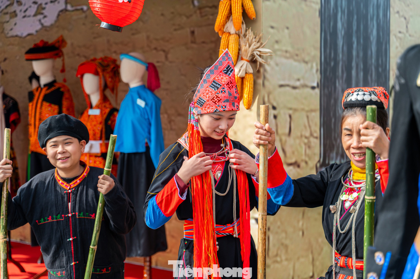 "Tôi tự hào được khoác lên mình bộ trang phục của dân tộc mình, giới thiệu cho người dân và du khách biết đến văn hóa cũng như các sản phẩm thổ cẩm của người Dao Thanh Y", Gia Như chia sẻ.