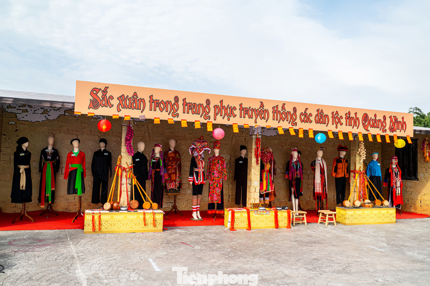 Nhiều không gian văn hóa của vùng miền và các dân tộc thuộc Quảng Ninh được tái hiện lại qua các trang phục truyền thống, dụng cụ.