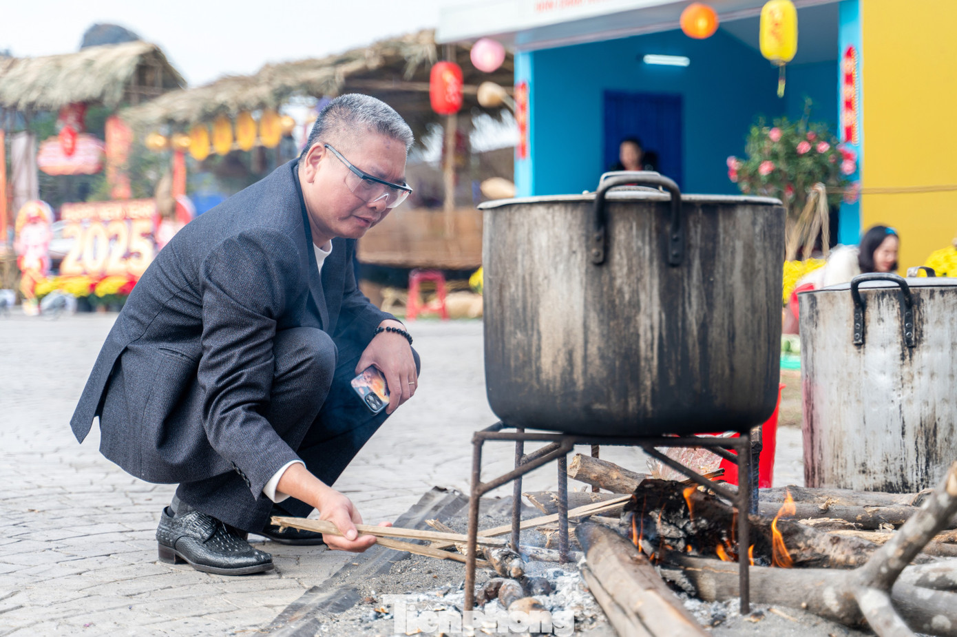 "Lâu lắm rồi tôi mới cảm nhận được không khí Tết xưa khi ngày bé cả nhà quây quần bên bếp lửa để luộc bánh chưng cùng nướng củ sắn, củ khoai...", người đàn ông trong ảnh cho biết.