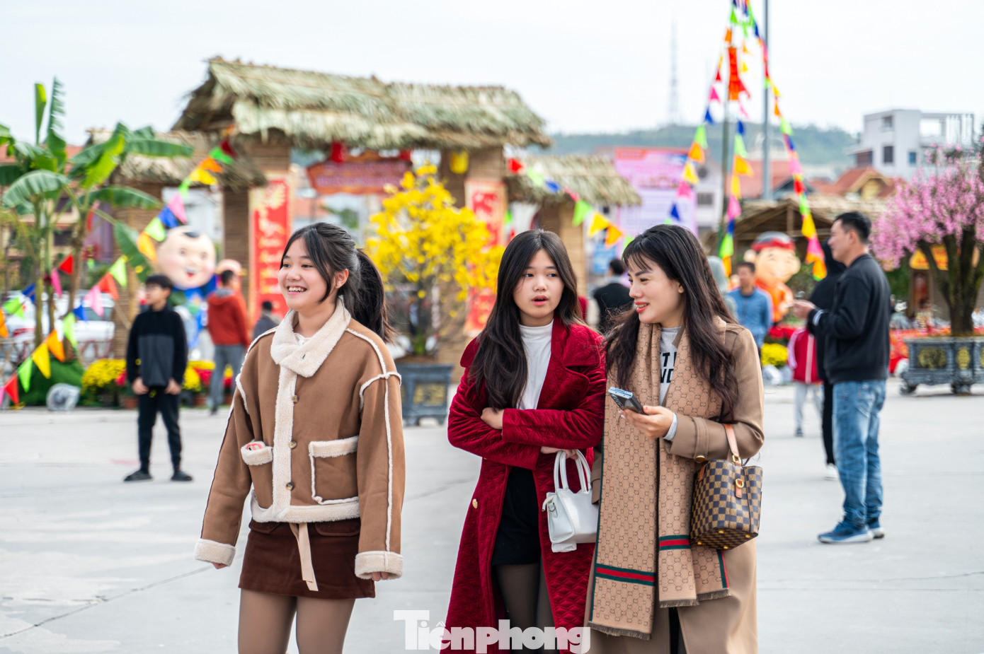 Ghi nhận của báo Tiền Phong, thời tiết trong ngày tổ chức khai mạc ấm áp, có nắng nhẹ phù hợp cho các hoạt động vui chơi, giải trí ngoài trời.