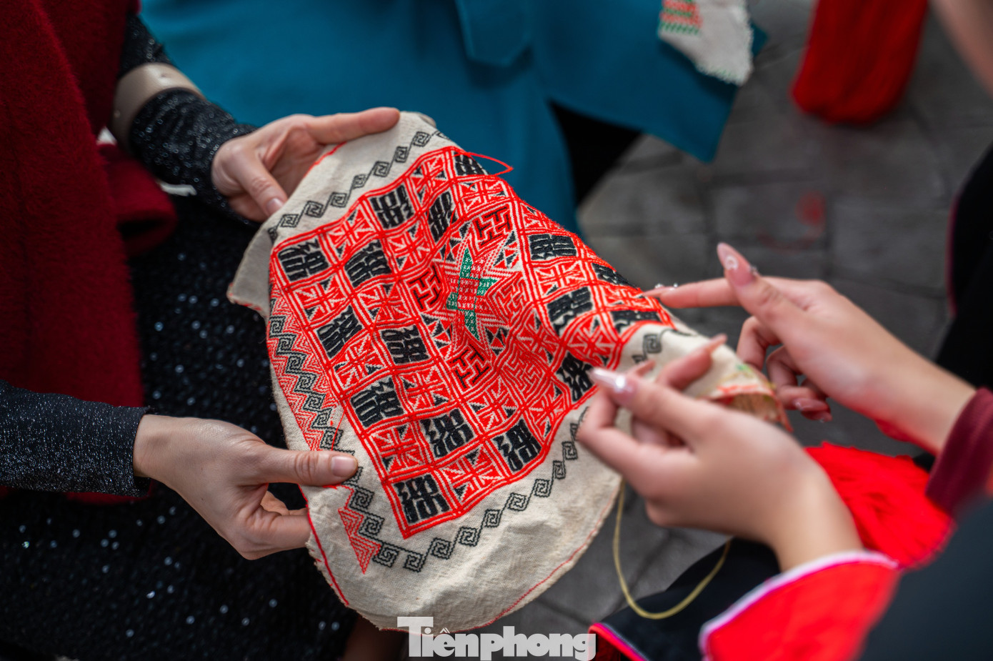 "Tôi tự hào được khoác lên mình bộ trang phục của dân tộc mình, giới thiệu cho người dân và du khách biết đến văn hóa cũng như các sản phẩm thổ cẩm của người Dao Thanh Y", Gia Như chia sẻ.