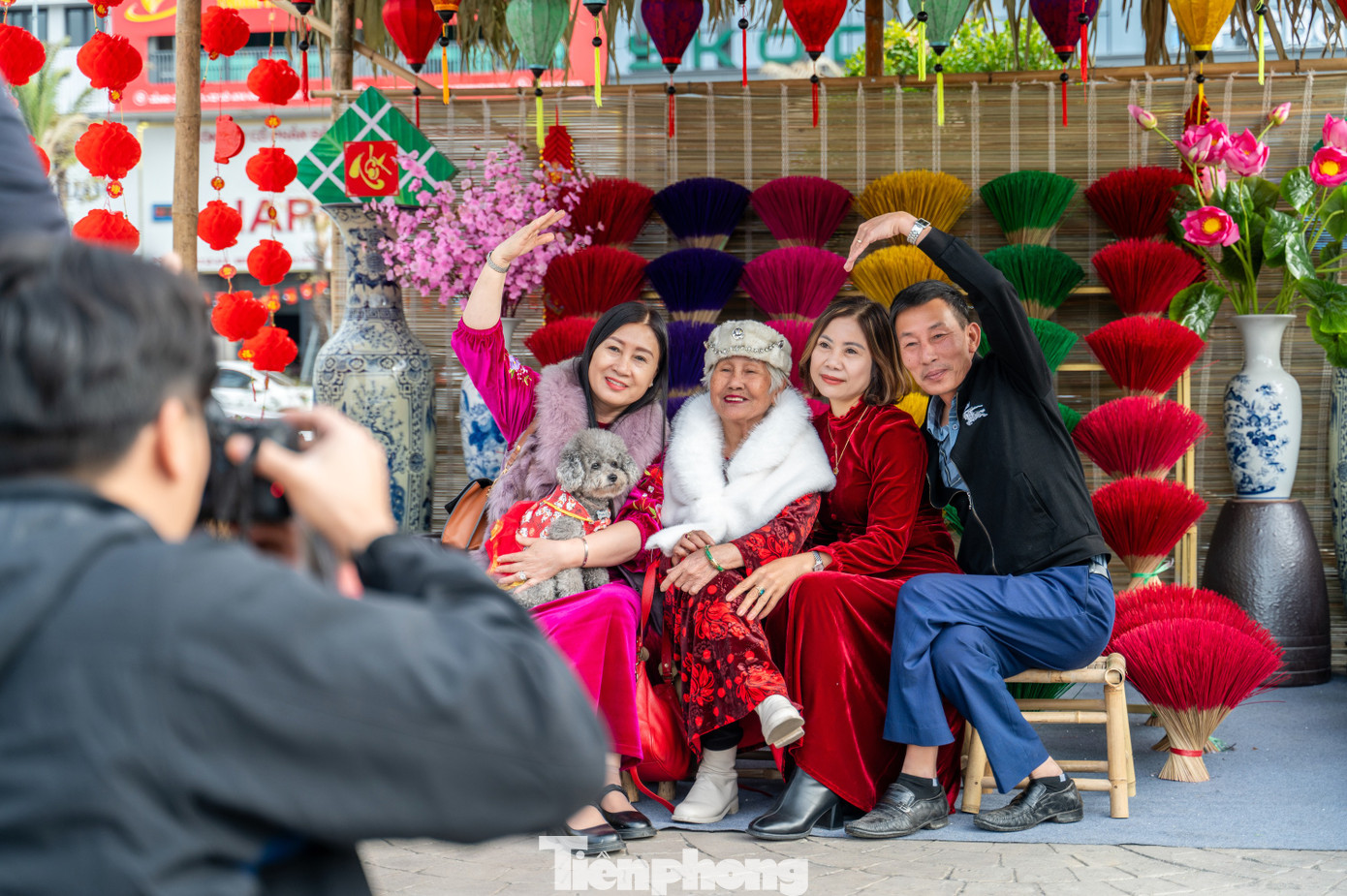 Nhiều gia đình tranh thủ mặc những trang phục truyền thống để chụp ảnh bên các gian hàng tái hiện không gian làng quê.