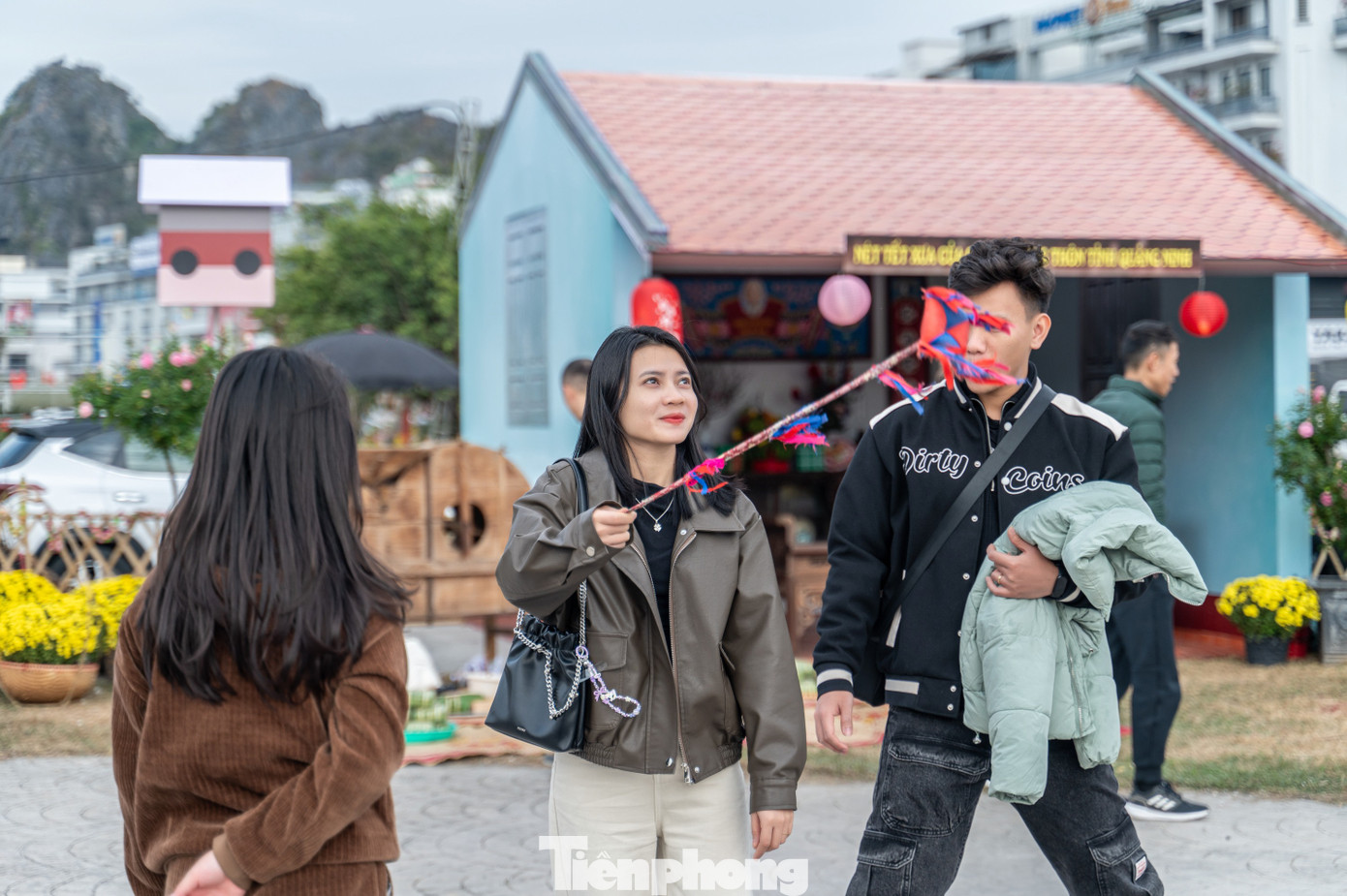 "Đây là lần đầu tôi tham gia trải nghiệm một số trò chơi dân gian và trải nghiệm đi cà kheo. Không gian mang đậm không khí ngày Tết. Tôi mong là Quảng Ninh tổ chức nhiều hoạt động như này mỗi khi Tết đến để nhiều người được trải nghiệm", Quỳnh Phương, trú phường Bãi Cháy chia sẻ.