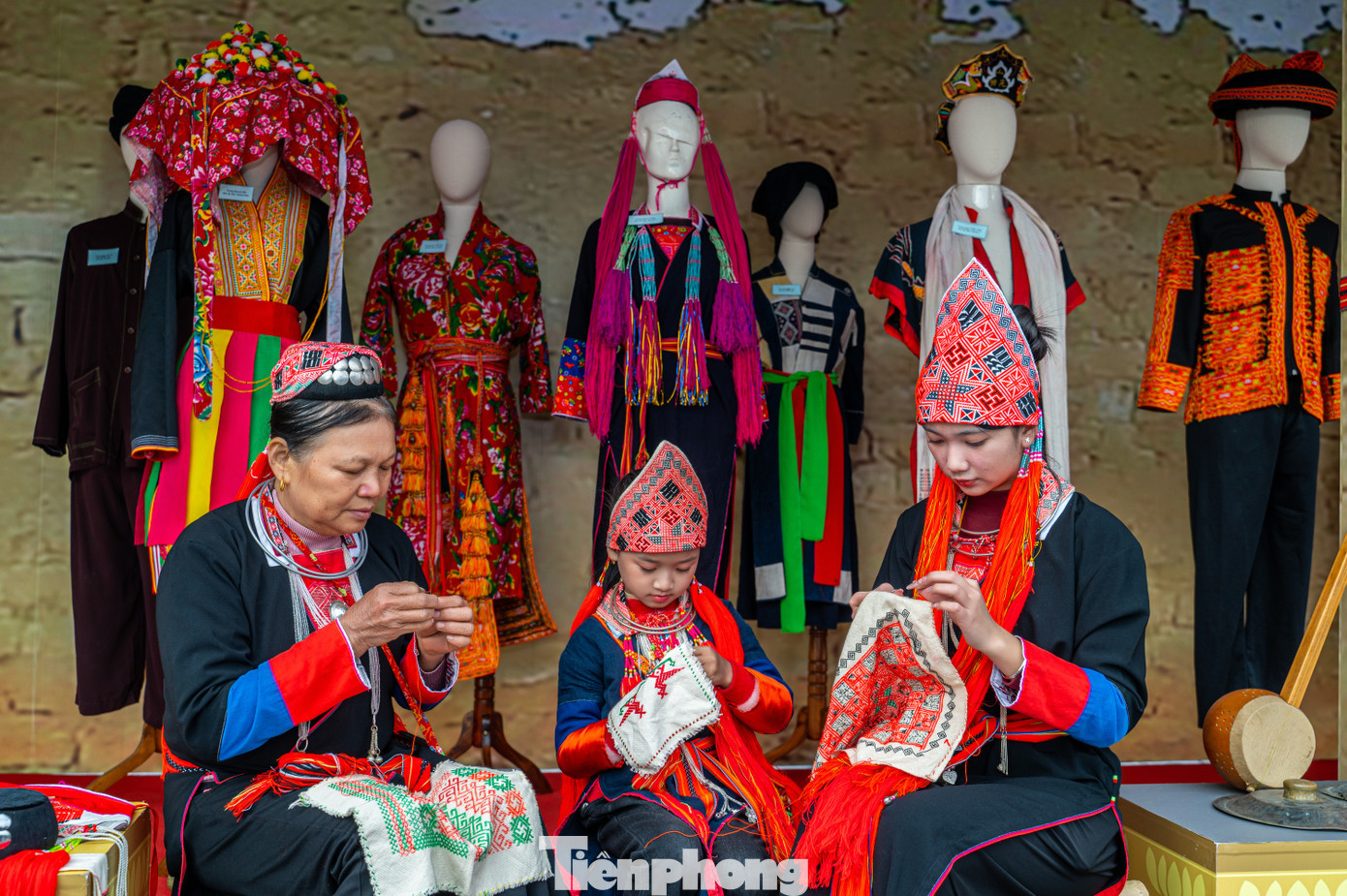 Đặng Gia Như (17 tuổi, dân tộc Dao Thanh Y tại phường Hoành Bồ, TP Hạ Long) cùng em gái và bà mặc trang phục truyền thống của dân tộc mình tái hiện các đường thêu tay. Đây là trang phục được mặc vào ngày lễ lớn, quan trọng của người Dao Thanh Y.