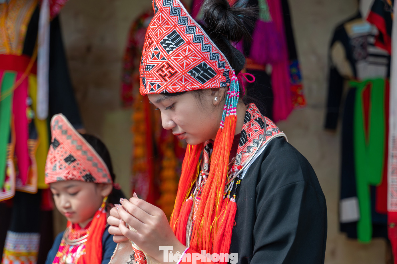 "Tôi tự hào được khoác lên mình bộ trang phục của dân tộc mình, giới thiệu cho người dân và du khách biết đến văn hóa cũng như các sản phẩm thổ cẩm của người Dao Thanh Y", Gia Như chia sẻ.