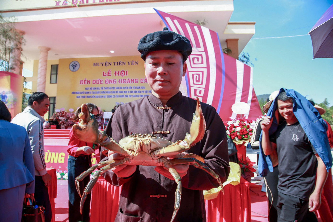 Tại lễ hội diễn ra nhiều hoạt động văn hóa, thể thao. Đặc sắc nhất là Hội thi "Đệ nhất cua biển". Đây là lần đầu tiên huyện Tiên Yên tổ chức giải nhằm tôn vinh và giới thiệu, quảng bá về tiềm năng thế mạnh nuôi trồng thủy sản cũng như thương hiệu cua biển của xã Hải Lạng nói riêng, huyện Tiên Yên nói chung.