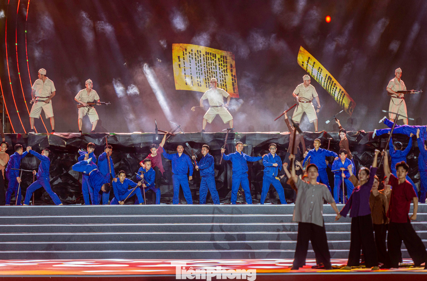 Tại buổi lễ, các đại biểu đã ôn lại những trang sử hào hùng của dân tộc, của vùng mỏ anh hùng, bất khuất và bày tỏ biết ơn sâu sắc tới các thế hệ cha anh đã hy sinh xương máu vì độc lập, tự do của Tổ quốc, vì hạnh phúc của nhân dân.