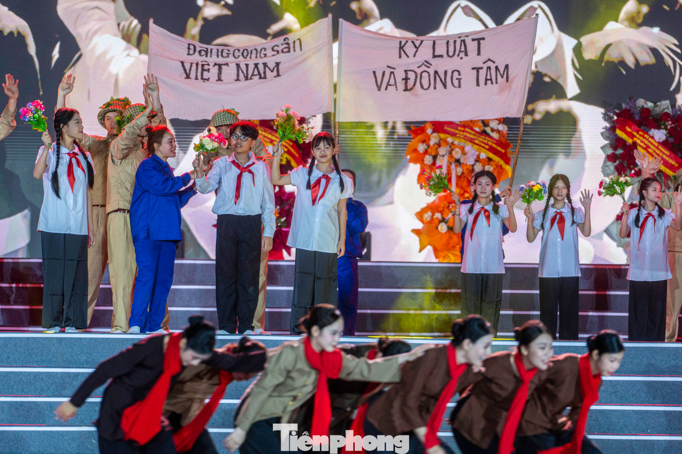 Nhìn lại chặng đường 70 năm kể từ ngày vùng mỏ được giải phóng đã phải đối mặt với không ít những thách thức, khó khăn và thăng trầm do chiến tranh tàn phá trong thời kỳ chống thực dân Pháp, chiến tranh phá hoại của đế quốc Mỹ.