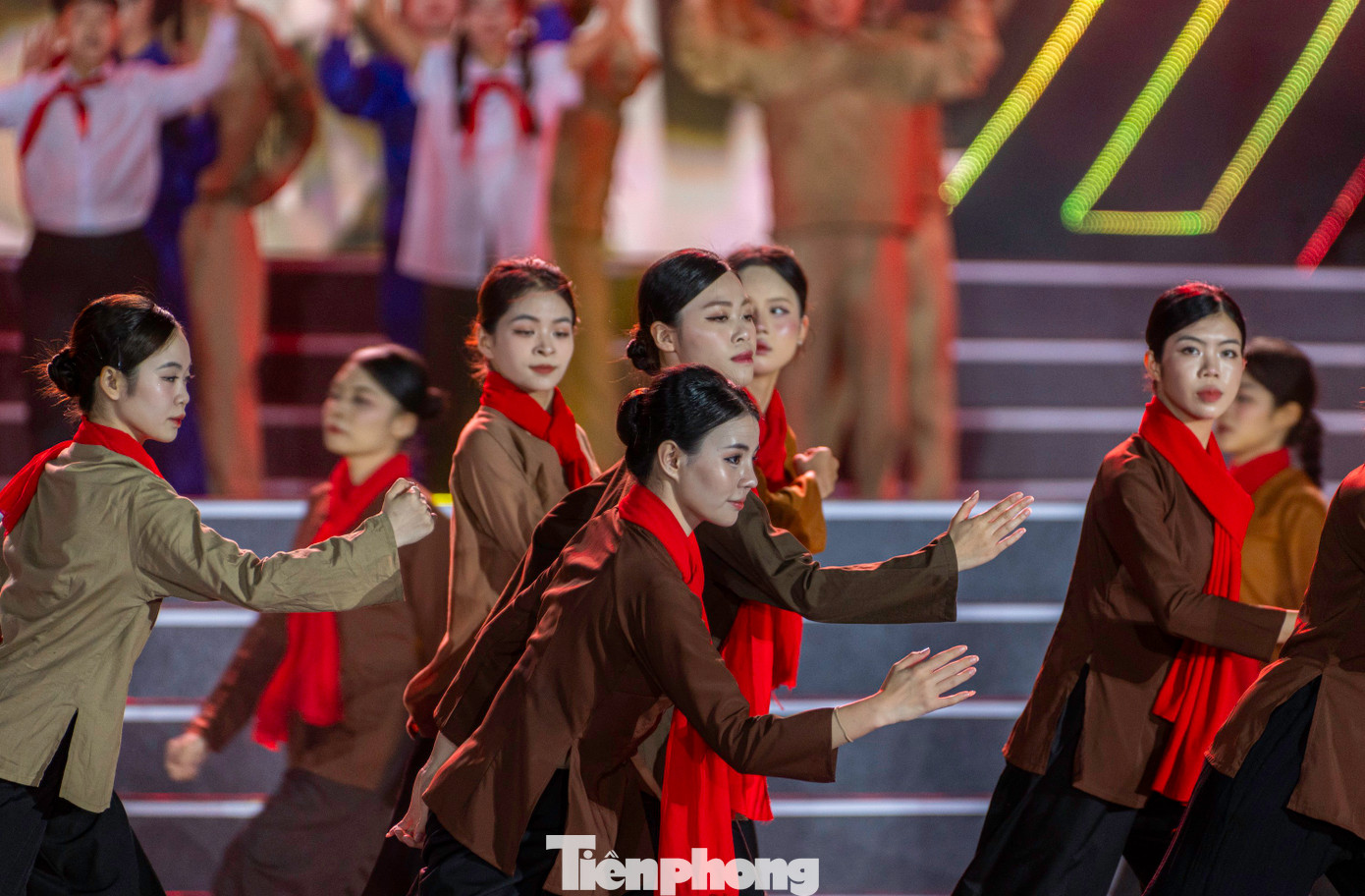 Ngay sau bài phát biểu, một chương trình nghệ thuật đặc sắc được dàn dựng công phu đến từ hơn 400 diễn viên, nghệ sĩ, ca sĩ chuyên và không chuyên tham gia biểu diễn. Trong đó có nhiều nghệ sĩ, ca sĩ đã thành danh là người Quảng Ninh, như NSND Quang Thọ, Tuấn Anh, Hồ Quỳnh Hương, Ngọc Anh…