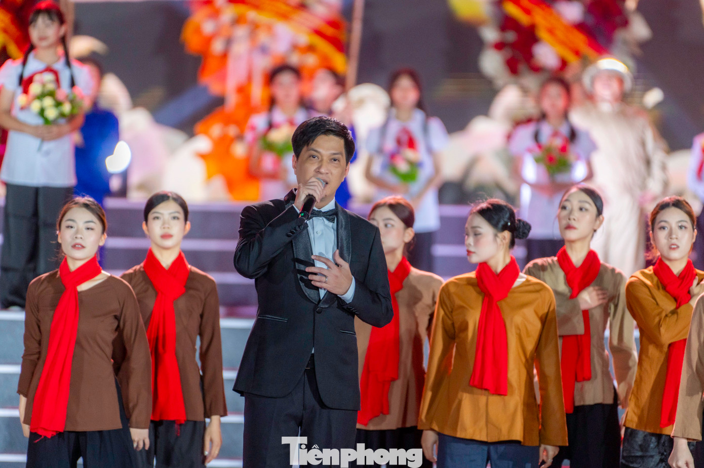 Ngay sau bài phát biểu, một chương trình nghệ thuật đặc sắc được dàn dựng công phu đến từ hơn 400 diễn viên, nghệ sĩ, ca sĩ chuyên và không chuyên tham gia biểu diễn. Trong đó có nhiều nghệ sĩ, ca sĩ đã thành danh là người Quảng Ninh, như NSND Quang Thọ, Tuấn Anh, Hồ Quỳnh Hương, Ngọc Anh…