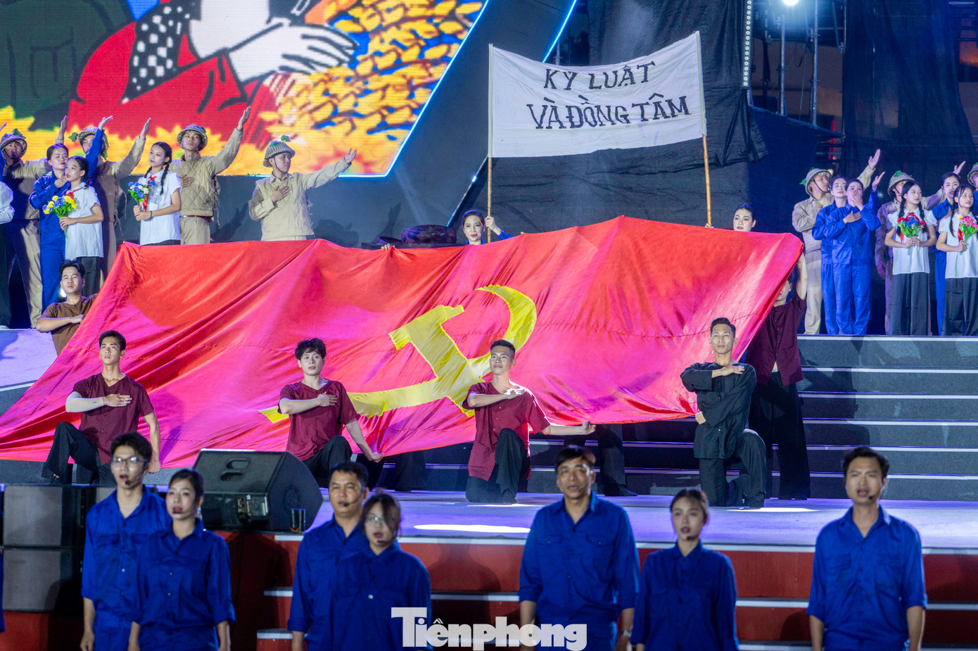 Dưới sự lãnh đạo của Đảng, ngày 12/11/1936, đã nổ ra cuộc tổng bãi công của hơn ba vạn thợ mỏ. Từ phong trào này đã làm nên khí phách, bản lĩnh, tinh thần Kỷ luật và Đồng tâm của giai cấp công nhân và của cả dân tộc Việt Nam. Trở thành biểu tượng tinh thần của vùng mỏ cho đến tận ngày hôm nay và mãi sau này.