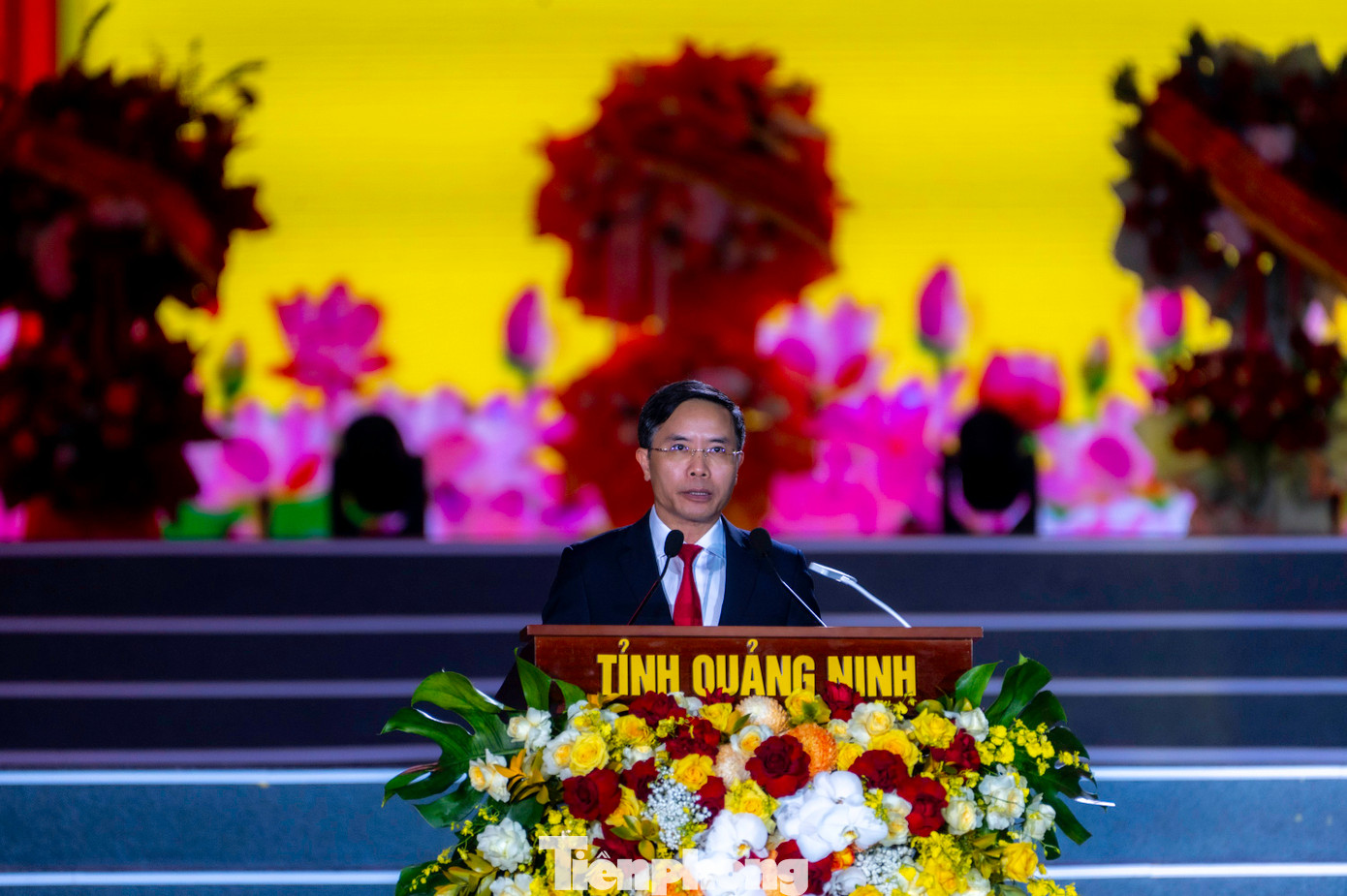 Phát biểu tại buổi lễ, ông Phạm Đức Ấn - Chủ tịch UBND tỉnh - khẳng định vai trò lãnh đạo của Đảng trong tổ chức phong trào cách mạng công nhân ở vùng mỏ, đi từ thắng lợi này đến thắng lợi khác, nổi bật là cuộc tổng bãi công của hơn 3 vạn thợ mỏ ngày 12/11/1936 và ngày Giải phóng Vùng mỏ 25/4/1955 - mở đầu một kỷ nguyên phát triển mới của Vùng mỏ Anh hùng.