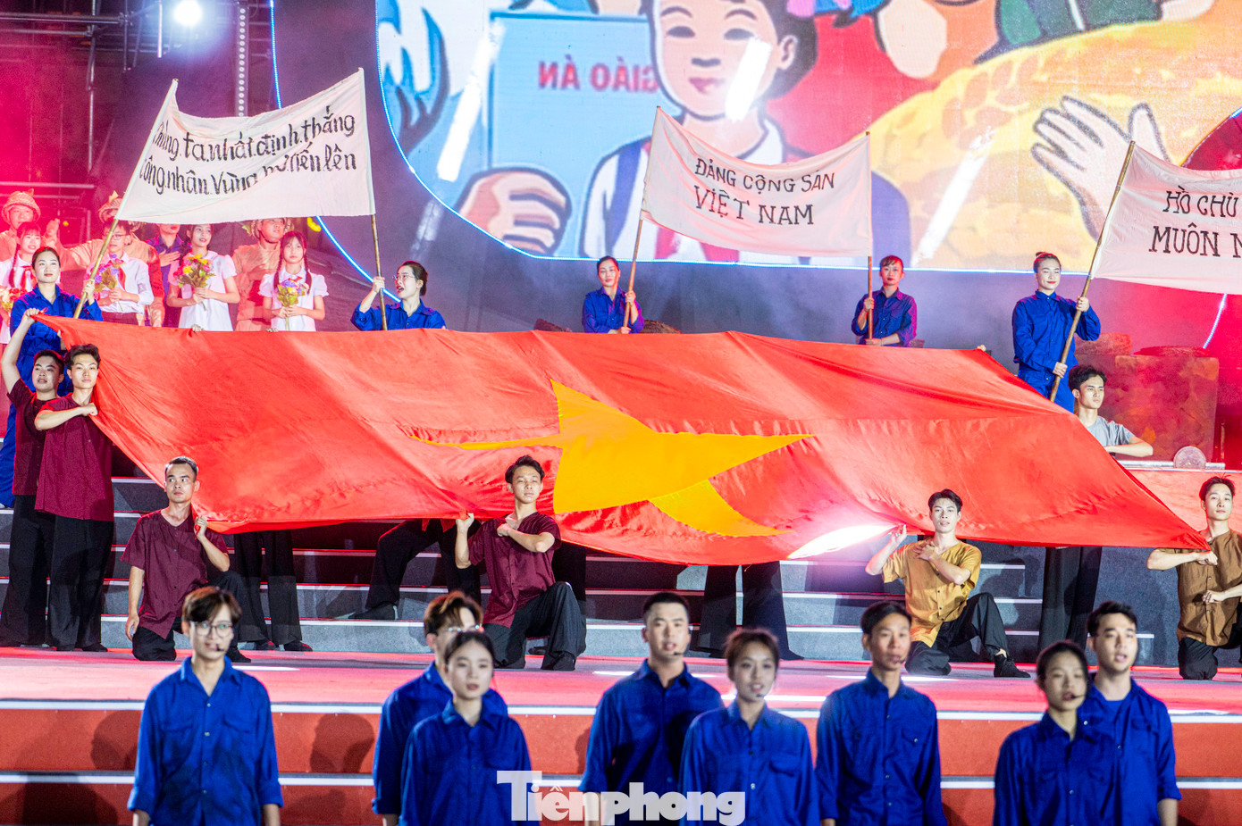 Dưới sự lãnh đạo của Đảng, ngày 12/11/1936, đã nổ ra cuộc tổng bãi công của hơn ba vạn thợ mỏ. Từ phong trào này đã làm nên khí phách, bản lĩnh, tinh thần Kỷ luật và Đồng tâm của giai cấp công nhân và của cả dân tộc Việt Nam. Trở thành biểu tượng tinh thần của vùng mỏ cho đến tận ngày hôm nay và mãi sau này.