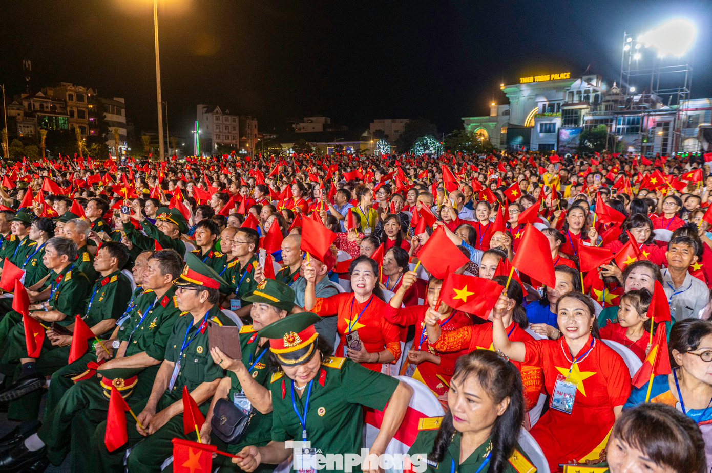 Chương trình kỷ niệm 70 năm Giải phóng vùng mỏ thu hút được nhiều người dân thuộc mọi tầng lớp của Quảng Ninh tham gia, hưởng ứng.