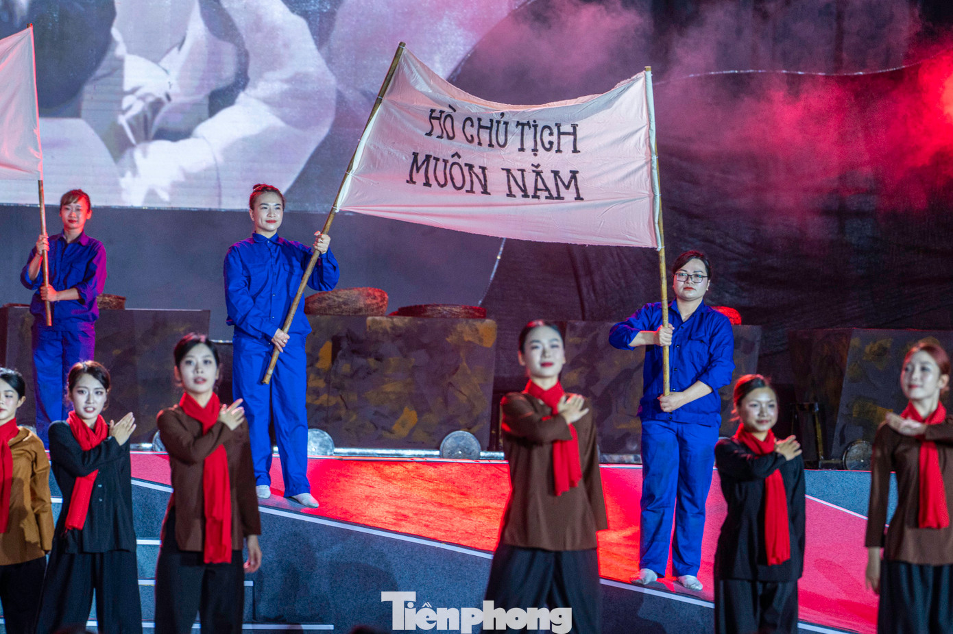 Nhưng dưới sự lãnh đạo, chỉ đạo của Trung ương, sự phối hợp, giúp đỡ của các ban, bộ, ngành Trung ương, kế thừa truyền thống Kỷ luật và Đồng tâm, các thế hệ cán bộ, đảng viên và nhân dân Quảng Ninh đã đoàn kết, nỗ lực, vượt qua khó khăn, thách thức và giành được những thành tựu to lớn, nhiều mặt nổi bật, mang tính tiên phong và đột phá, đóng góp quan trọng vào sự nghiệp xây dựng CNXH và bảo vệ Tổ quốc, đổi mới và phát triển đất nước.