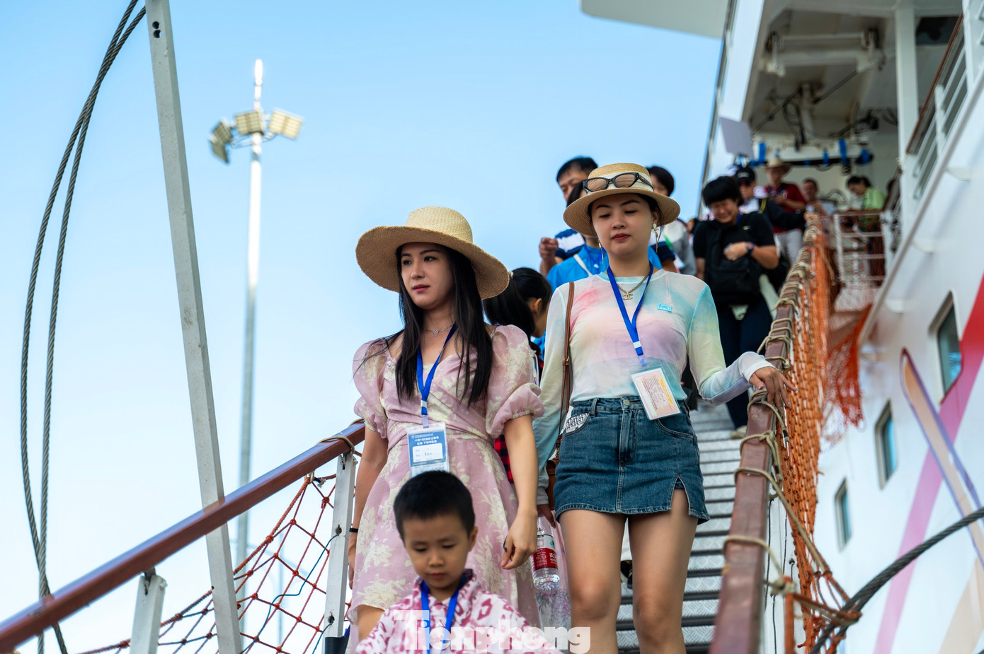 Sau khi rời tàu, du khách được đơn vị lữ hành đưa đi tham quan các địa điểm nổi tiếng của TP Hạ Long như Bảo tàng tỉnh Quảng Ninh, vịnh Hạ Long, tham gia các hoạt động trải nghiệm ẩm thực và văn hóa của thành phố.