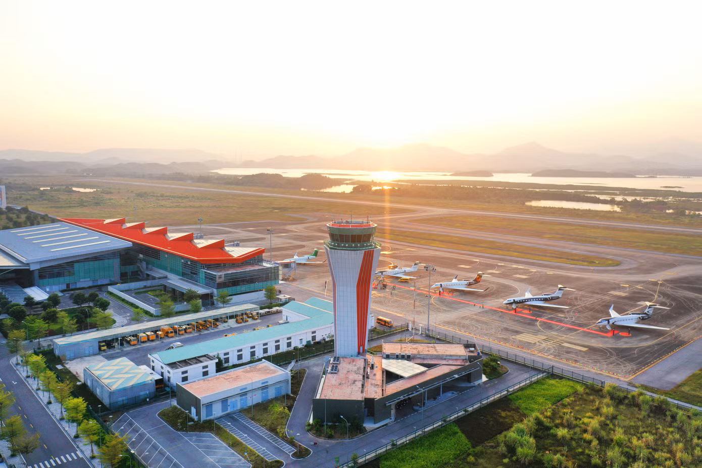 Đặc khu Vân Đồn còn sở hữu hạ tầng giao thông phát triển khi hội tụ cả đường bộ với cao tốc Hải Phòng - Móng Cái, đường hàng không với sân bay Vân Đồn giúp kết nối giao thông giữa đặc khu Vân Đồn với các địa phương trong cả nước và quốc tế.
