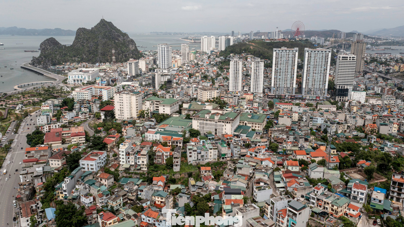 Theo đó, phương án cải tạo, nâng cấp, mở rộng bệnh viện tại cơ sở hiện tại đảm bảo theo tiêu chuẩn xây dựng, thiết kế bệnh viện với quy mô hiện tại 1.100 giường kế hoạch được giao và có dự trữ quỹ đất để mở rộng quy mô 1.500 giường theo quy hoạch đến năm 2030 đã được Thủ tướng phê duyệt. Bệnh viện Đa khoa tỉnh Quảng Ninh sau khi mở rộng sẽ có diện tích trên 37.000 m2.