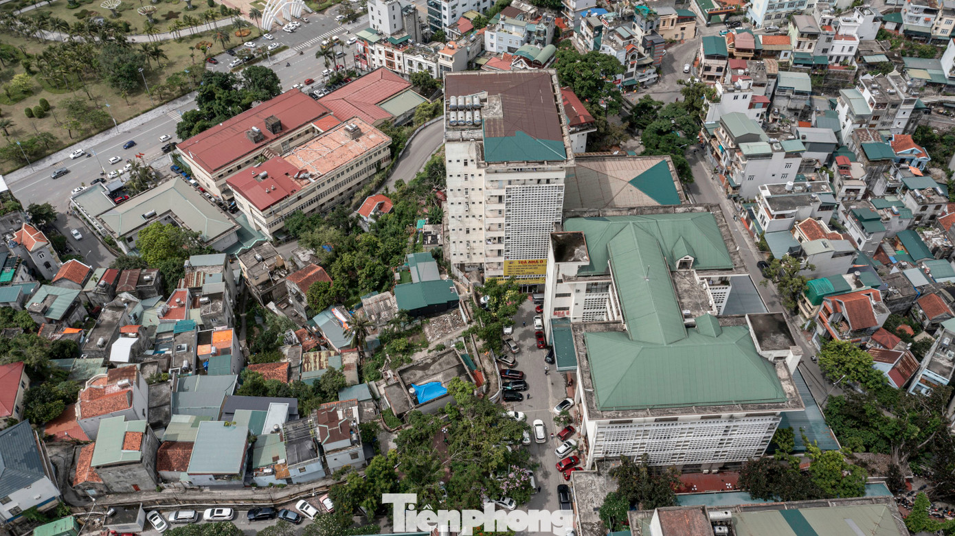 Cùng với đó, về lâu dài tỉnh Quảng Ninh đang nghiên cứu mở rộng theo hướng giải tỏa một số khu dân cư nằm ngay sát bệnh viện, điều kiện đi lại khó khăn, có nguy cơ sạt lở và ô nhiễm môi trường. Sau khi giải tỏa, quỹ đất để mở rộng mặt bằng này sẽ có diện tích khoảng 10.000 m2.