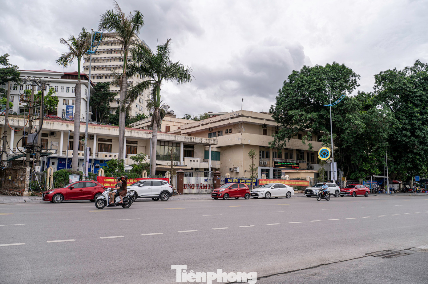 Sau khi hủy bỏ dự án xây bệnh viện mới, tỉnh Quảng Ninh đã rà soát, sắp xếp, tổ chức lại các cơ quan, đơn vị sau khi triển khai mô hình chính quyền hai cấp. Trong đó, quỹ đất nằm sát đường Lê Thánh Tông (trước đây là trụ sở làm việc của Sở Y tế Quảng Ninh, CDC Quảng Ninh) hiện tại đang là trụ sở của các cơ quan Trung tâm Y tế thành phố Hạ Long; Ban Bảo vệ sức khỏe cán bộ tỉnh... sẽ được sử dụng để mở rộng cơ sở Bệnh viện đa khoa tỉnh Quảng Ninh với quỹ đất trên 10.000 m2.