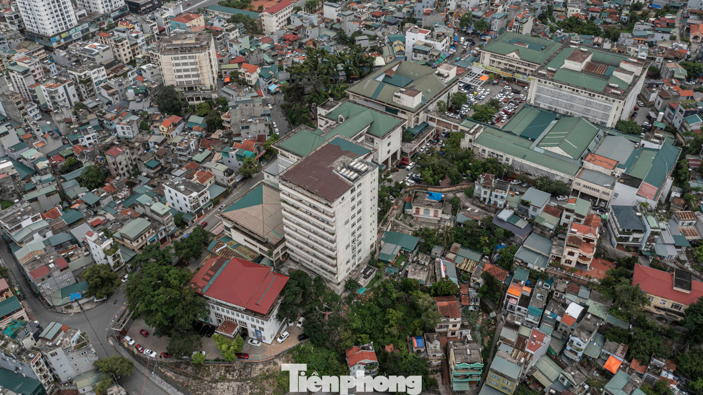 Ghi nhận của Báo Tiền Phong, trong quá trình phát triển, các hộ dân đã xây dựng nhà sát bệnh viện dẫn đến các công trình tòa nhà mở rộng của bệnh viện nằm rời rạc, không đồng bộ.