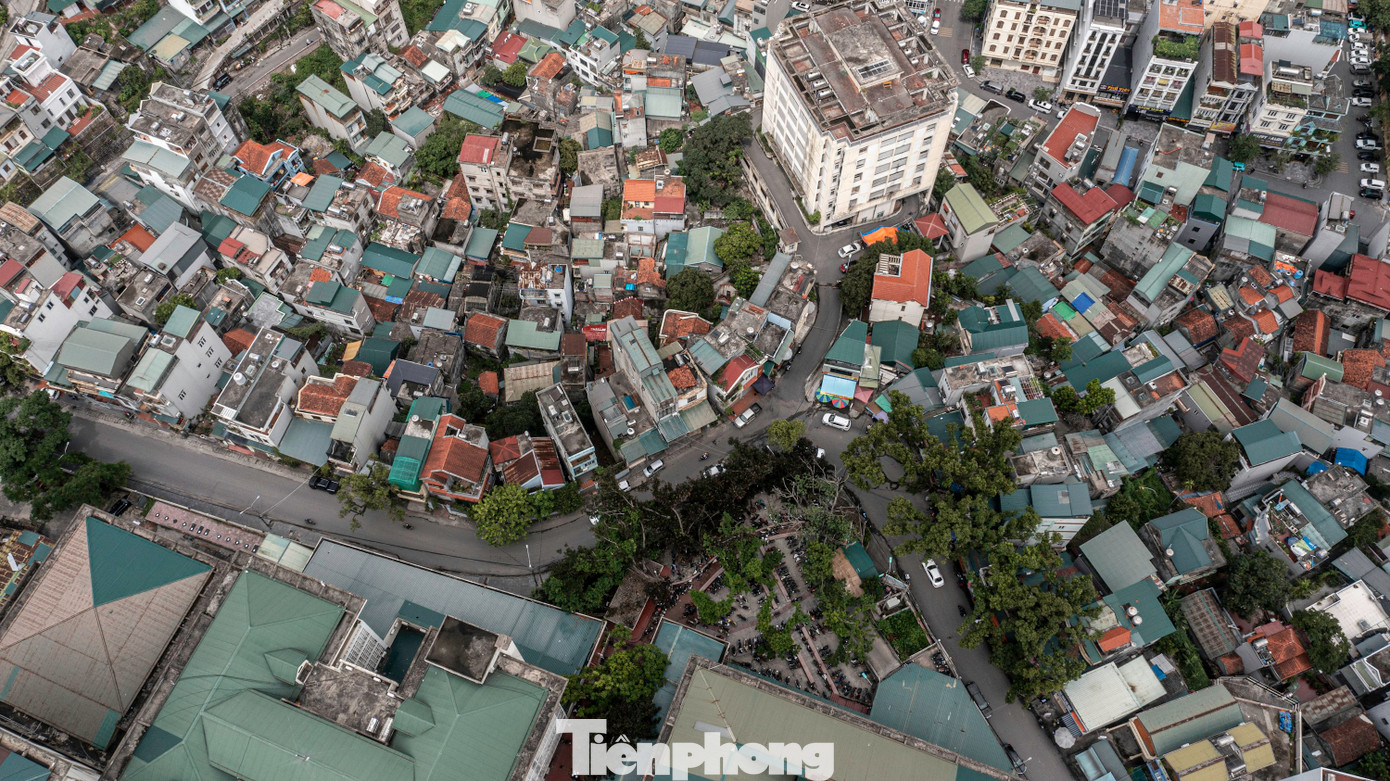 Lối lên bệnh viện là con đường duy nhất rất hẹp và dốc uốn quanh theo khu dân cư. Theo người dân sống xung quanh bệnh viện, tuyến đường này thường xuyên xảy ra tình trạng ùn tắc vào các giờ cao điểm.