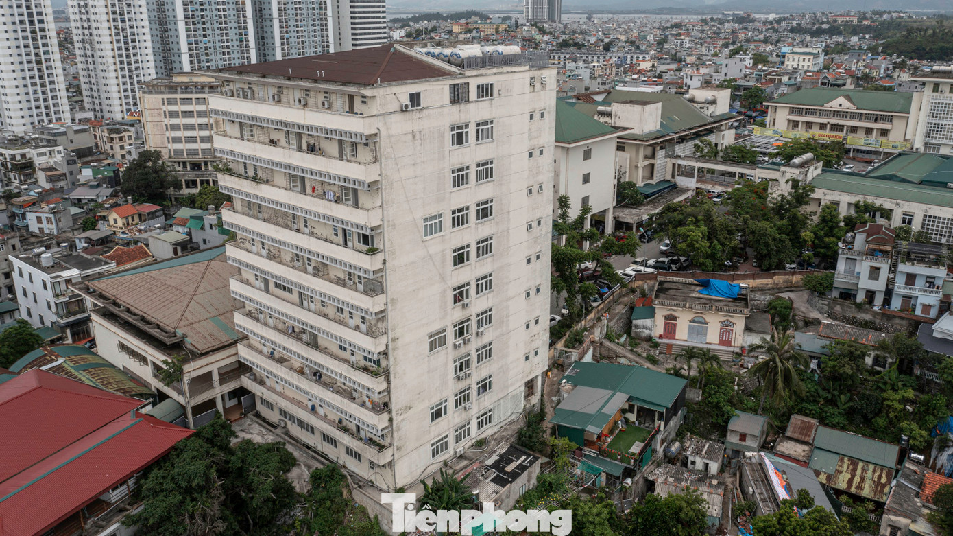 Ghi nhận của Báo Tiền Phong, trong quá trình phát triển, các hộ dân đã xây dựng nhà sát bệnh viện dẫn đến các công trình tòa nhà mở rộng của bệnh viện nằm rời rạc, không đồng bộ.