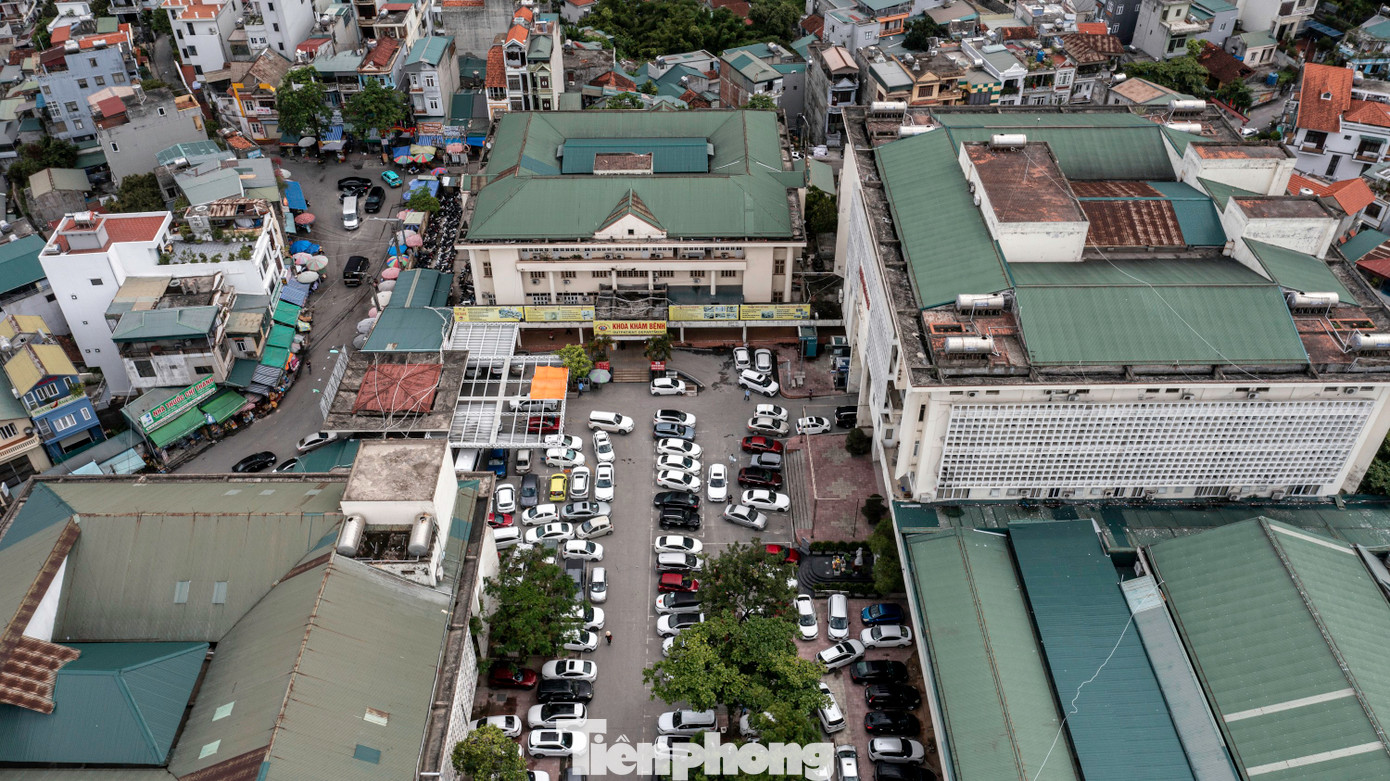 Một cán bộ đang công tác tại Bệnh viện cho biết, trước mắt một tòa nhà cao khoảng 15 tầng sẽ được xây dựng trên diện tích nằm tại đường Lê Thánh Tông. Cùng với đó, một cây cầu sẽ nối tòa nhà mới với cơ sở hiện đang có nằm trên phố Tuệ Tĩnh. Sau khi xây dựng tòa nhà mới, các tòa nhà cũ đã xuống cấp, không đảm bảo được chức năng sẽ được phá bỏ để xây dựng mới để đáp ứng nhu cầu khám, chữa bệnh của người dân.