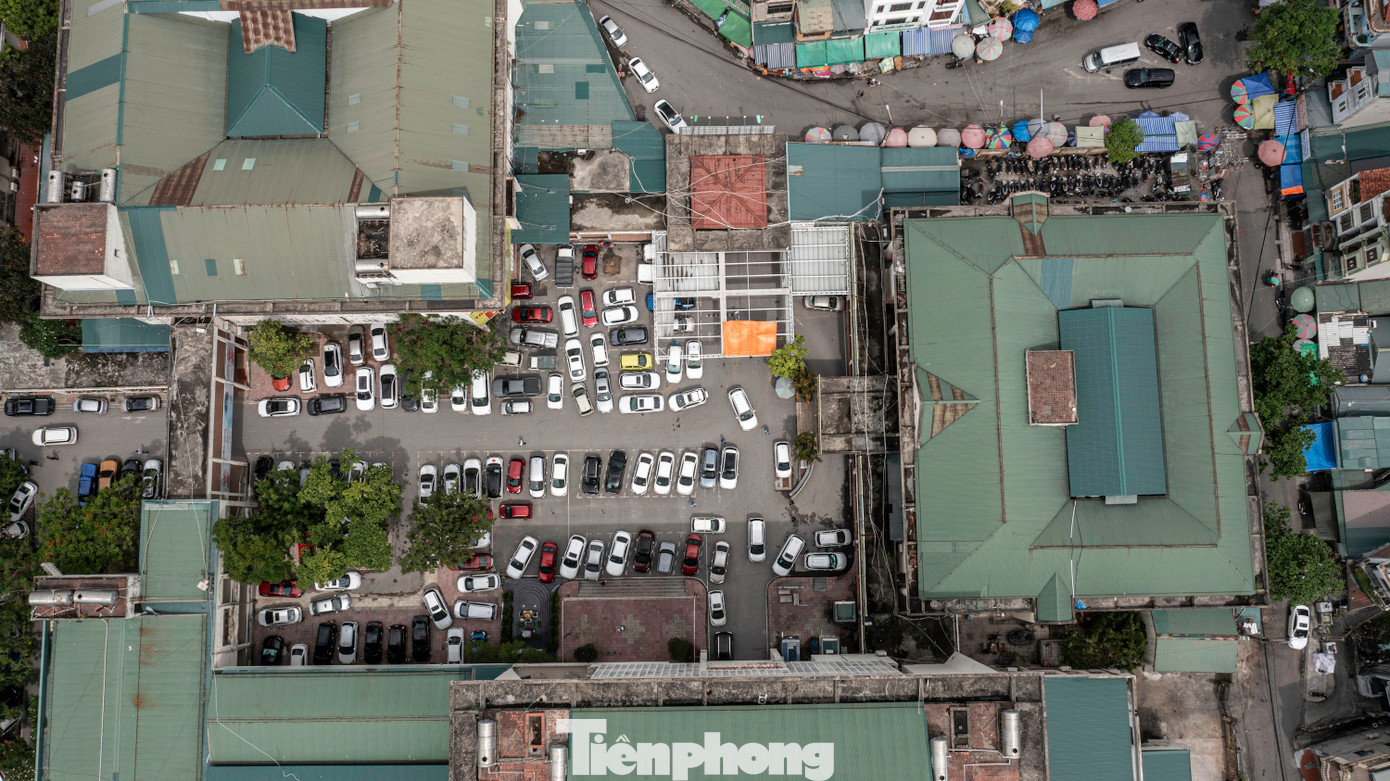 Cùng với đó, tình trạng thiếu bãi đỗ xe, hệ thống giao thông nội bộ chưa khoa học tiếp tục tạo áp lực lớn lên cả người bệnh lẫn đội ngũ y, bác sĩ.