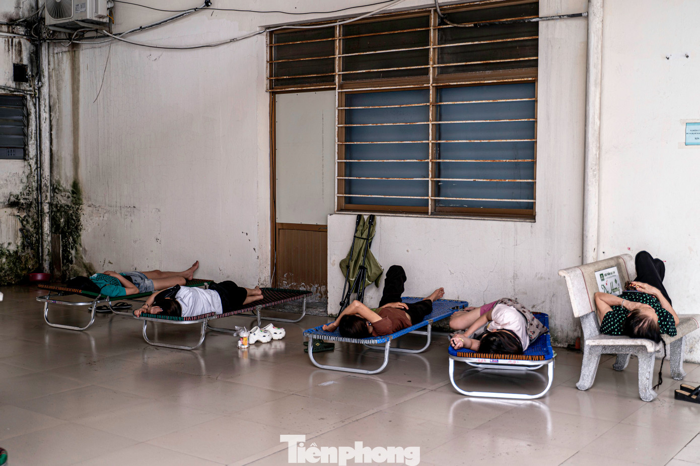 Ths.Bs CKII Nguyễn Bá Việt, Giám đốc Bệnh viện Đa khoa tỉnh, bày tỏ: "Là bệnh viện tuyến cuối của tỉnh, mỗi ngày chúng tôi tiếp nhận và điều trị cho lượng lớn bệnh nhân. Trong khi đó, cơ sở vật chất hiện tại đã quá tải, nhiều hạng mục xuống cấp, không đáp ứng được nhu cầu thực tế. Không gian chật hẹp, hạ tầng thiếu đồng bộ đang ảnh hưởng trực tiếp đến chất lượng chuyên môn và sự hài lòng của người bệnh. Chúng tôi mong muốn UBND tỉnh sớm xem xét, triển khai phương án cải tạo, mở rộng bệnh viện ngay tại vị trí hiện tại".