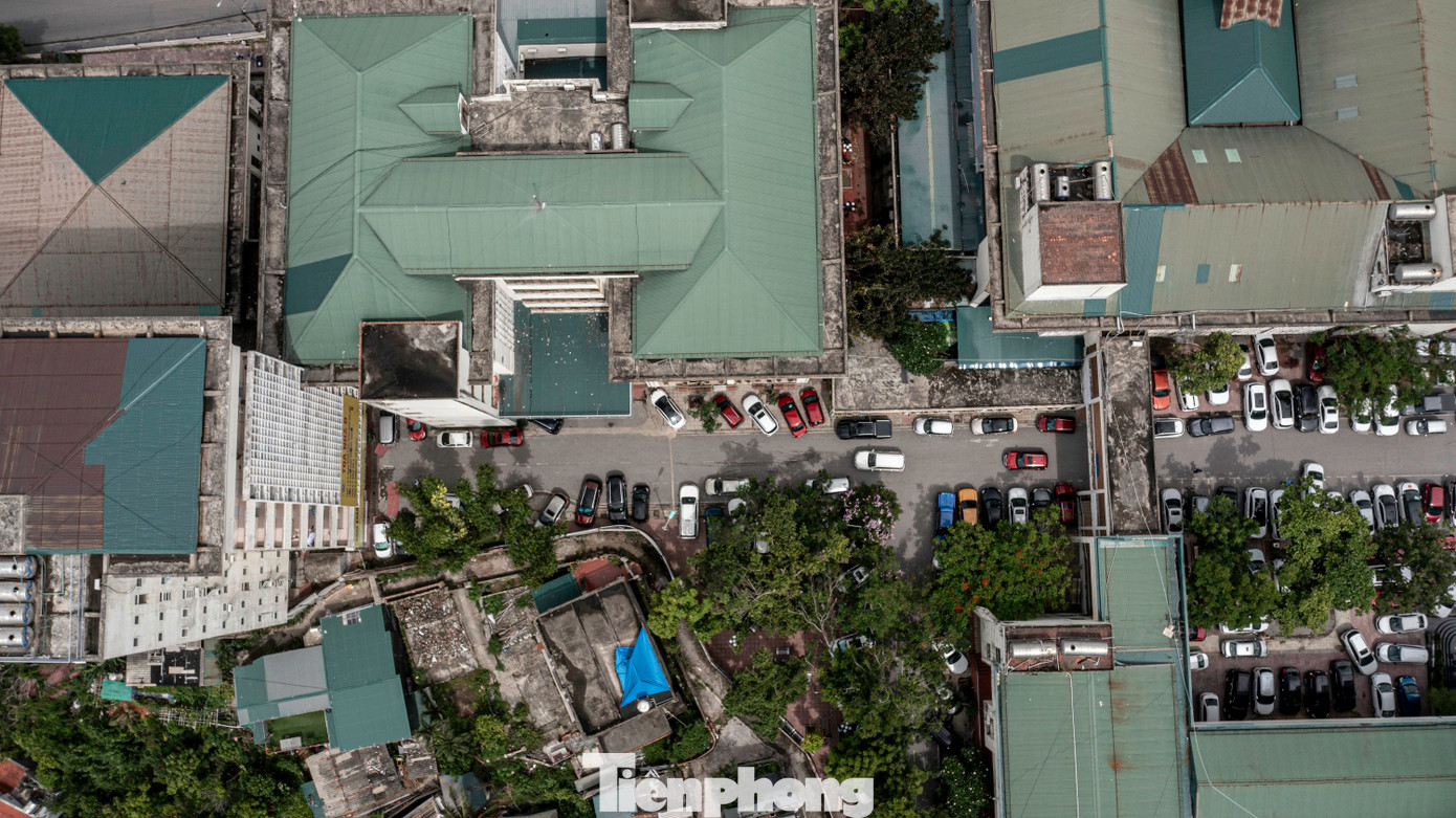 Cùng với đó, tình trạng thiếu bãi đỗ xe, hệ thống giao thông nội bộ chưa khoa học tiếp tục tạo áp lực lớn lên cả người bệnh lẫn đội ngũ y, bác sĩ.