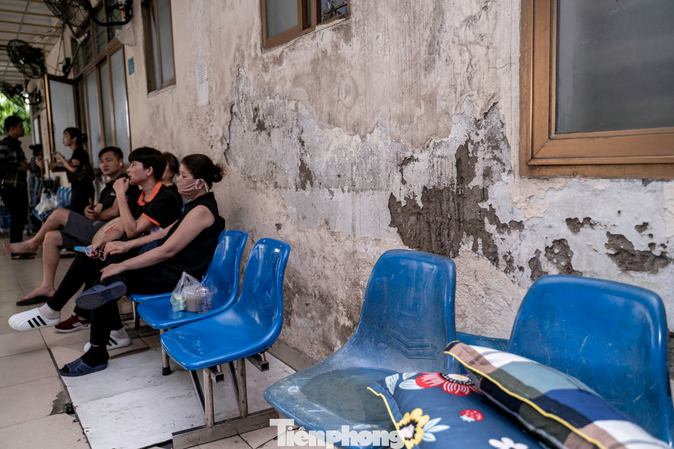 Ths.Bs CKII Nguyễn Bá Việt, Giám đốc Bệnh viện Đa khoa tỉnh, bày tỏ: "Là bệnh viện tuyến cuối của tỉnh, mỗi ngày chúng tôi tiếp nhận và điều trị cho lượng lớn bệnh nhân. Trong khi đó, cơ sở vật chất hiện tại đã quá tải, nhiều hạng mục xuống cấp, không đáp ứng được nhu cầu thực tế. Không gian chật hẹp, hạ tầng thiếu đồng bộ đang ảnh hưởng trực tiếp đến chất lượng chuyên môn và sự hài lòng của người bệnh. Chúng tôi mong muốn UBND tỉnh sớm xem xét, triển khai phương án cải tạo, mở rộng bệnh viện ngay tại vị trí hiện tại".