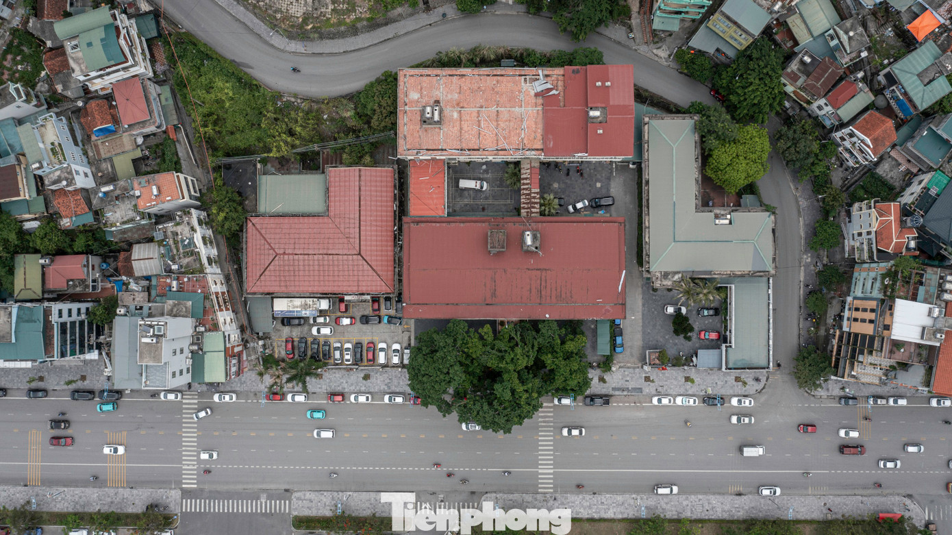 Sau khi hủy bỏ dự án xây bệnh viện mới, tỉnh Quảng Ninh đã rà soát, sắp xếp, tổ chức lại các cơ quan, đơn vị sau khi triển khai mô hình chính quyền hai cấp. Trong đó, quỹ đất nằm sát đường Lê Thánh Tông (trước đây là trụ sở làm việc của Sở Y tế Quảng Ninh, CDC Quảng Ninh) hiện tại đang là trụ sở của các cơ quan Trung tâm Y tế thành phố Hạ Long; Ban Bảo vệ sức khỏe cán bộ tỉnh... sẽ được sử dụng để mở rộng cơ sở Bệnh viện đa khoa tỉnh Quảng Ninh với quỹ đất trên 10.000 m2.