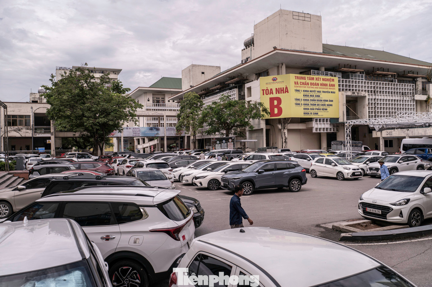 Cùng với đó, tình trạng thiếu bãi đỗ xe, hệ thống giao thông nội bộ chưa khoa học tiếp tục tạo áp lực lớn lên cả người bệnh lẫn đội ngũ y, bác sĩ.