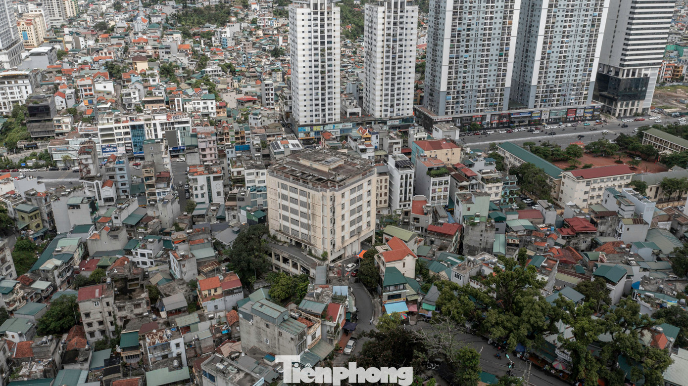 Ghi nhận của Báo Tiền Phong, trong quá trình phát triển, các hộ dân đã xây dựng nhà sát bệnh viện dẫn đến các công trình tòa nhà mở rộng của bệnh viện nằm rời rạc, không đồng bộ.
